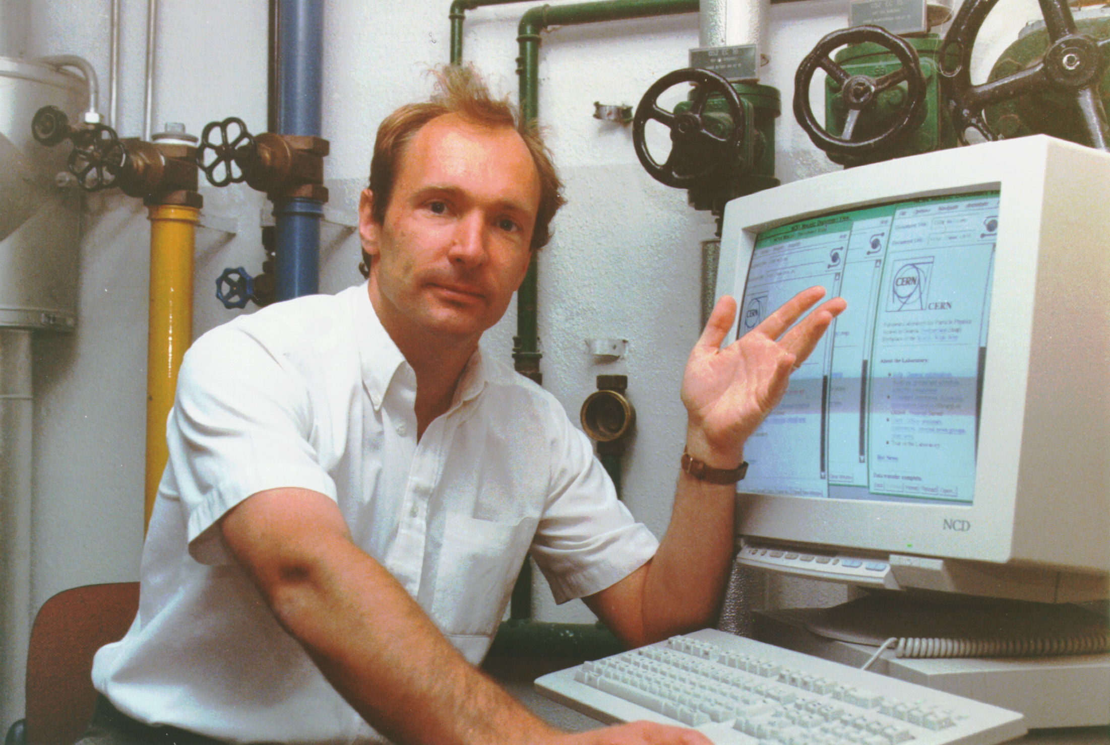 Тим Бернс Ли на работе в CERN