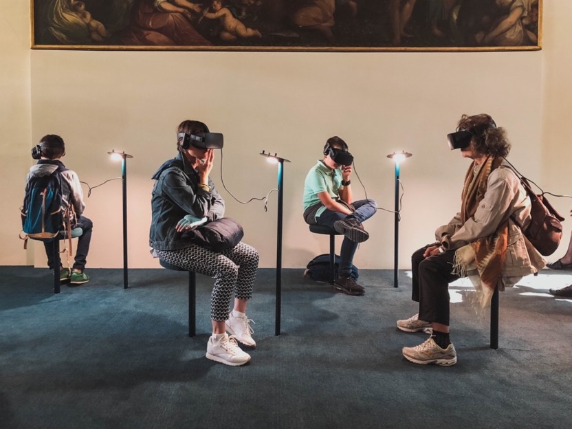 Группа людей в VR-очках