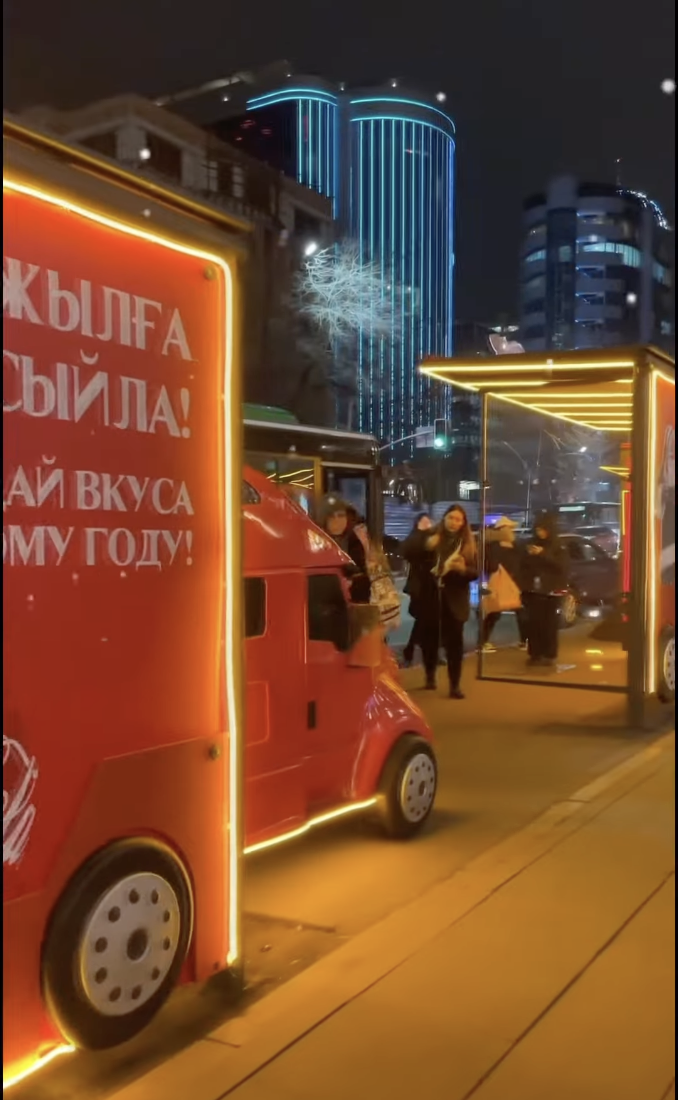 Coca-Cola оформила остановки в городе Алматы в стиле ярко-красных грузовиков