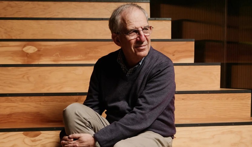 Мишель Деворе — физик и лауреат Нобелевской премии, один из ключевых участников проекта Google по созданию квантового компьютера