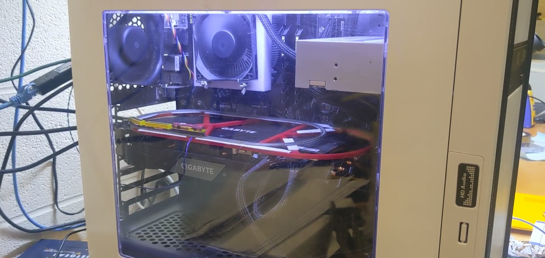 Энтузиаст с Reddit превратил видеокарту в миниатюрный макет железной дороги