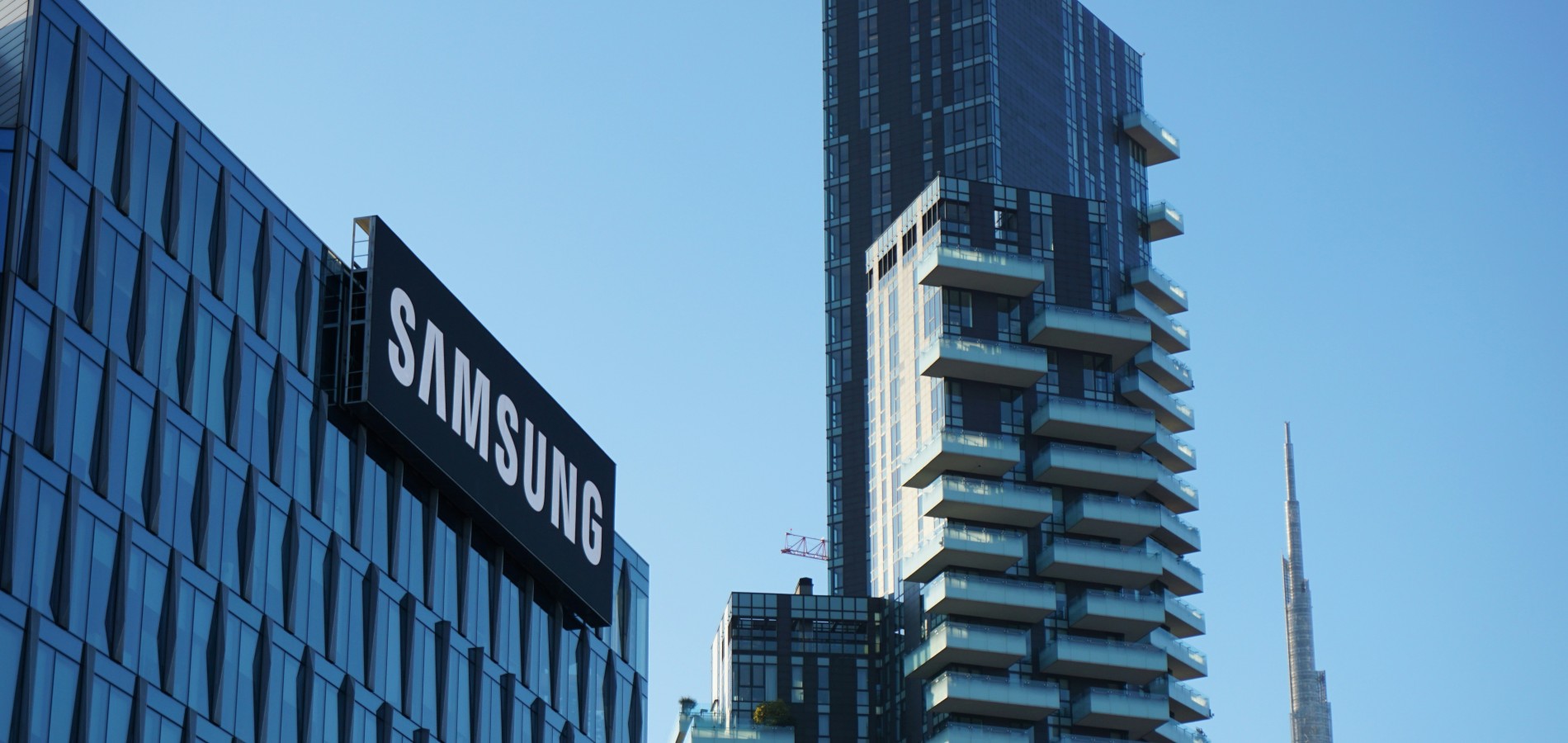Samsung оформила патент на квадратный смартфон с выдвигающимся дисплеем
