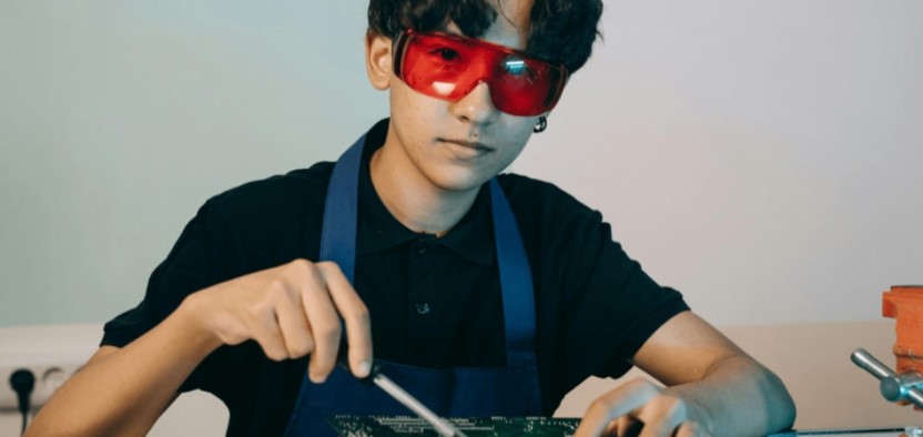 Почему топовые AI-исследователи уходят из Meta и OpenAI в робототехнику (и что это значит для будущего AI)