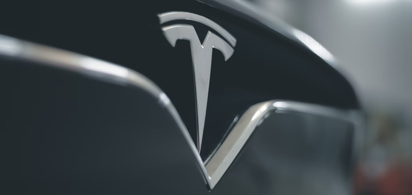На Tesla в Калифорнии подали жалобу за некорректную рекламу
