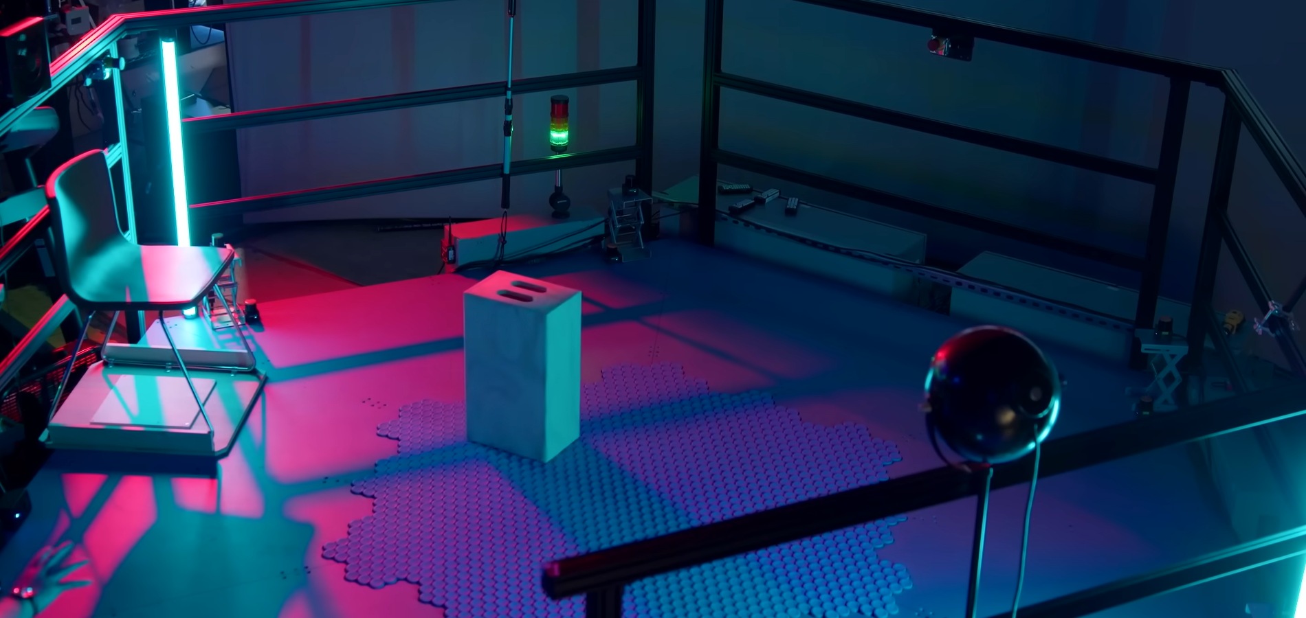 Disney Research представила прототип всенаправленного коврика HoloTile для реальной ходьбы по VR