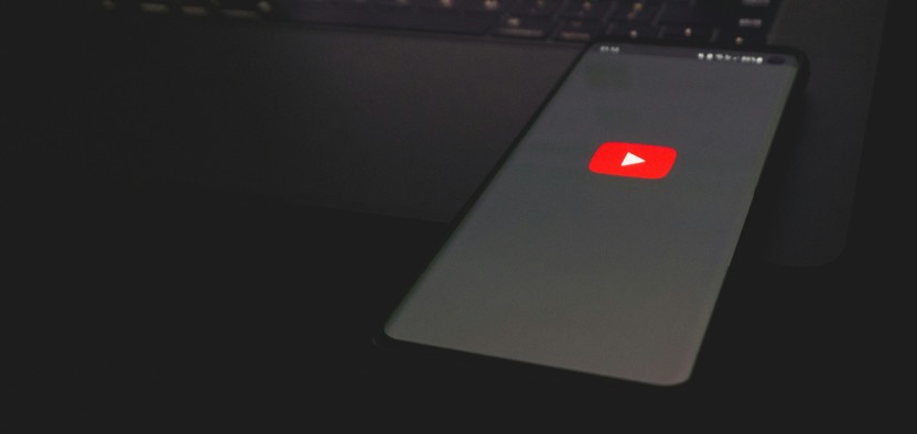 YouTube ввел маркировку для видеороликов, созданных нейросетями